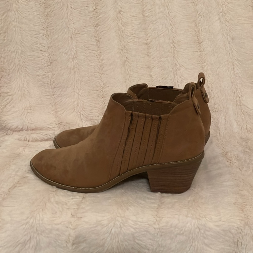 American Eagle, size 9. These have been worn. Ok condition.